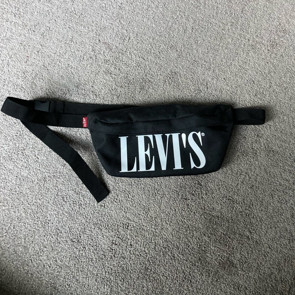 NWOT Levi’s Fanny pack - Picture 2 of 6